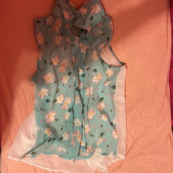 Women’s blouse basically brand new - Picture 2 of 3